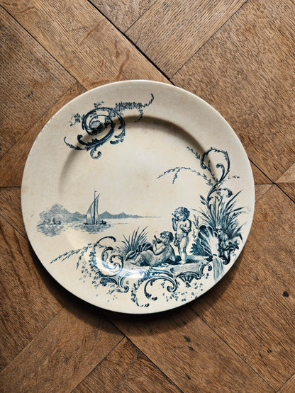 Assiette ancienne en terre de fer Jules Vieillard Bordeaux. Modèle Neptune.