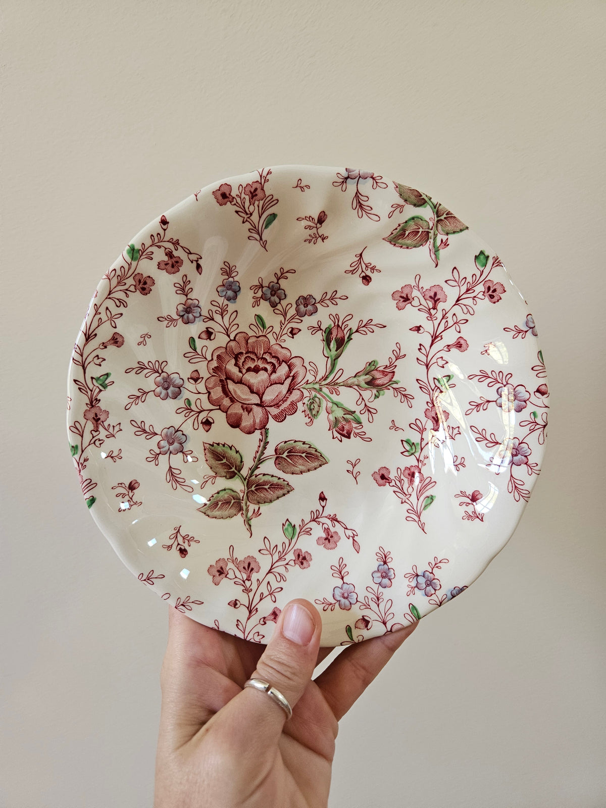 Assiette calotte vintage Johnson Brothers collection Rose Chintz. Vaisselle vintage spéciale lave-vaisselle et micro-ondes. Style shabby chic aux petites fleurs et roses. Made in England.