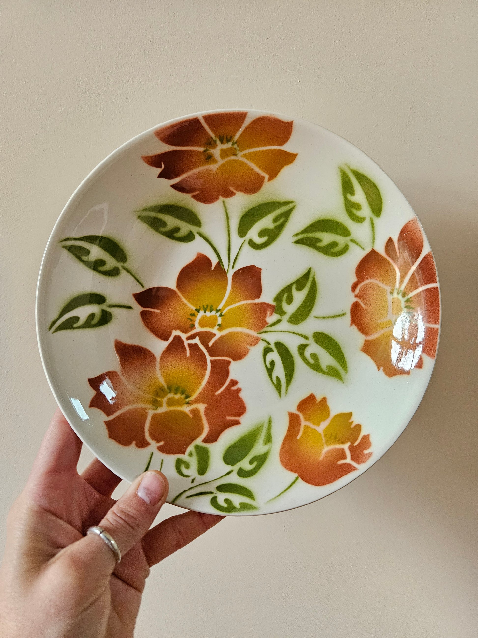Assiette creuse forme calotte moulin des loups ontario. Vaisselle vintage.