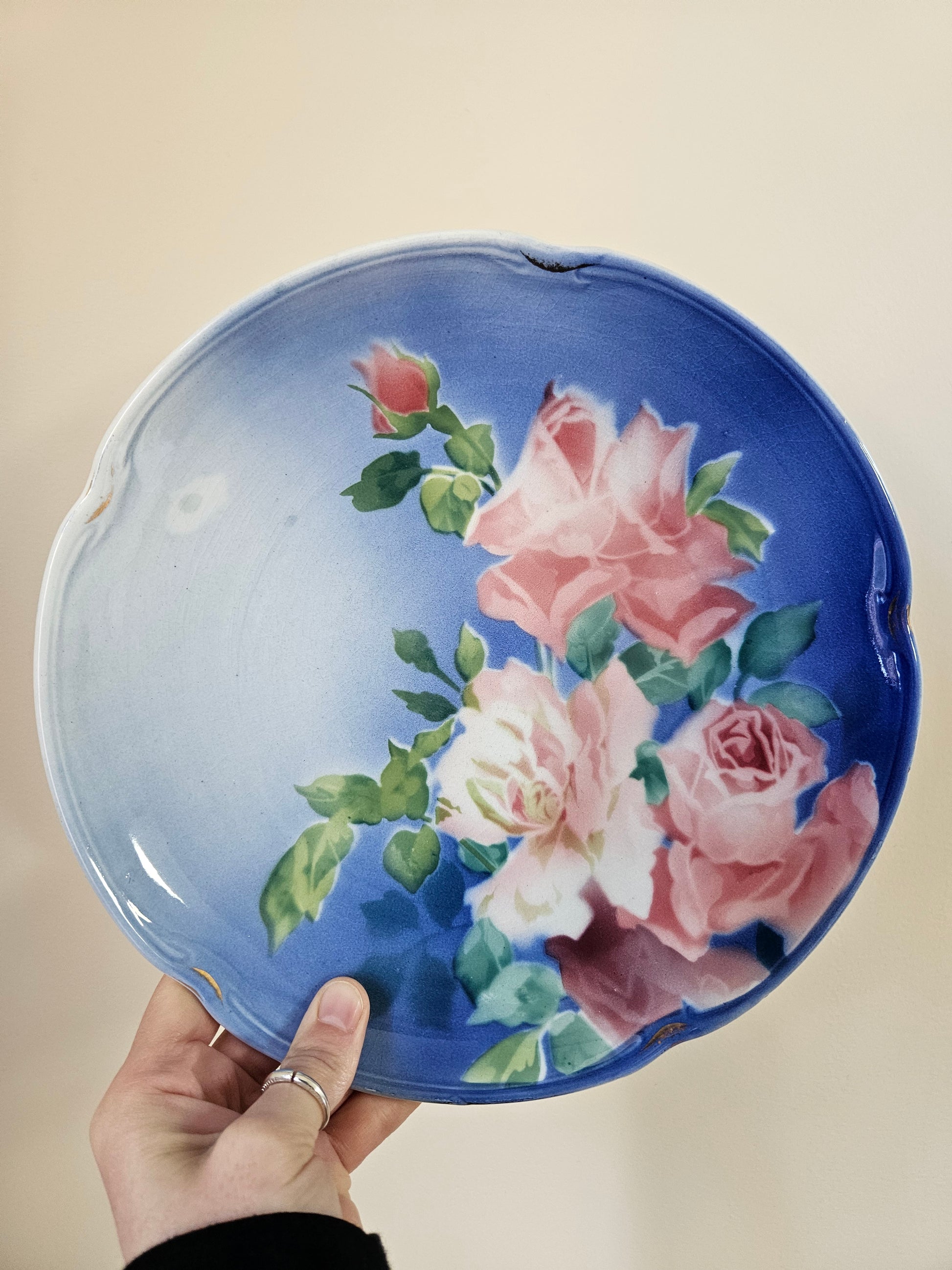 Assiette ancienne décorative K&G Lunéville, fond bleu et sublime décor de roses. Pour collection.