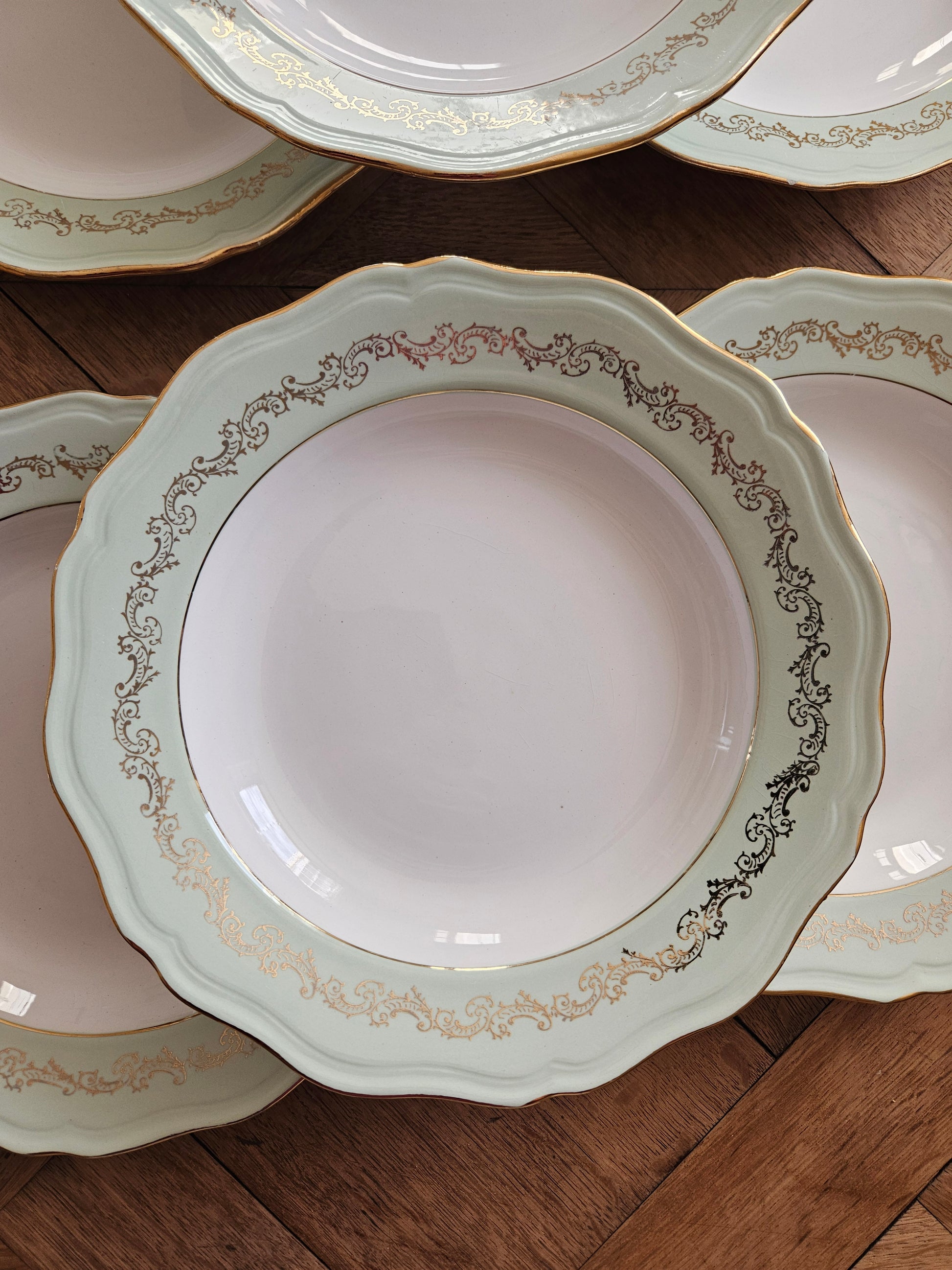 Assiette creuse vintage L’Amandinoise (9703). Liseré vert mint et jaune et dorure. Style shabby chic.