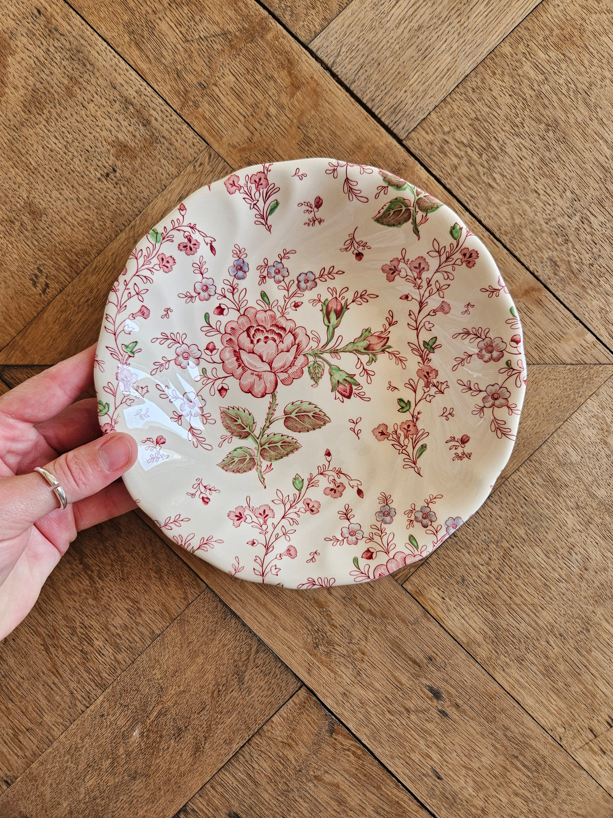 Assiette creuse vintage Johnson Brothers collection Rose Chintz. Vaisselle vintage spéciale lave-vaisselle et micro-ondes. Style shabby chic aux petites fleurs et roses. Made in England.