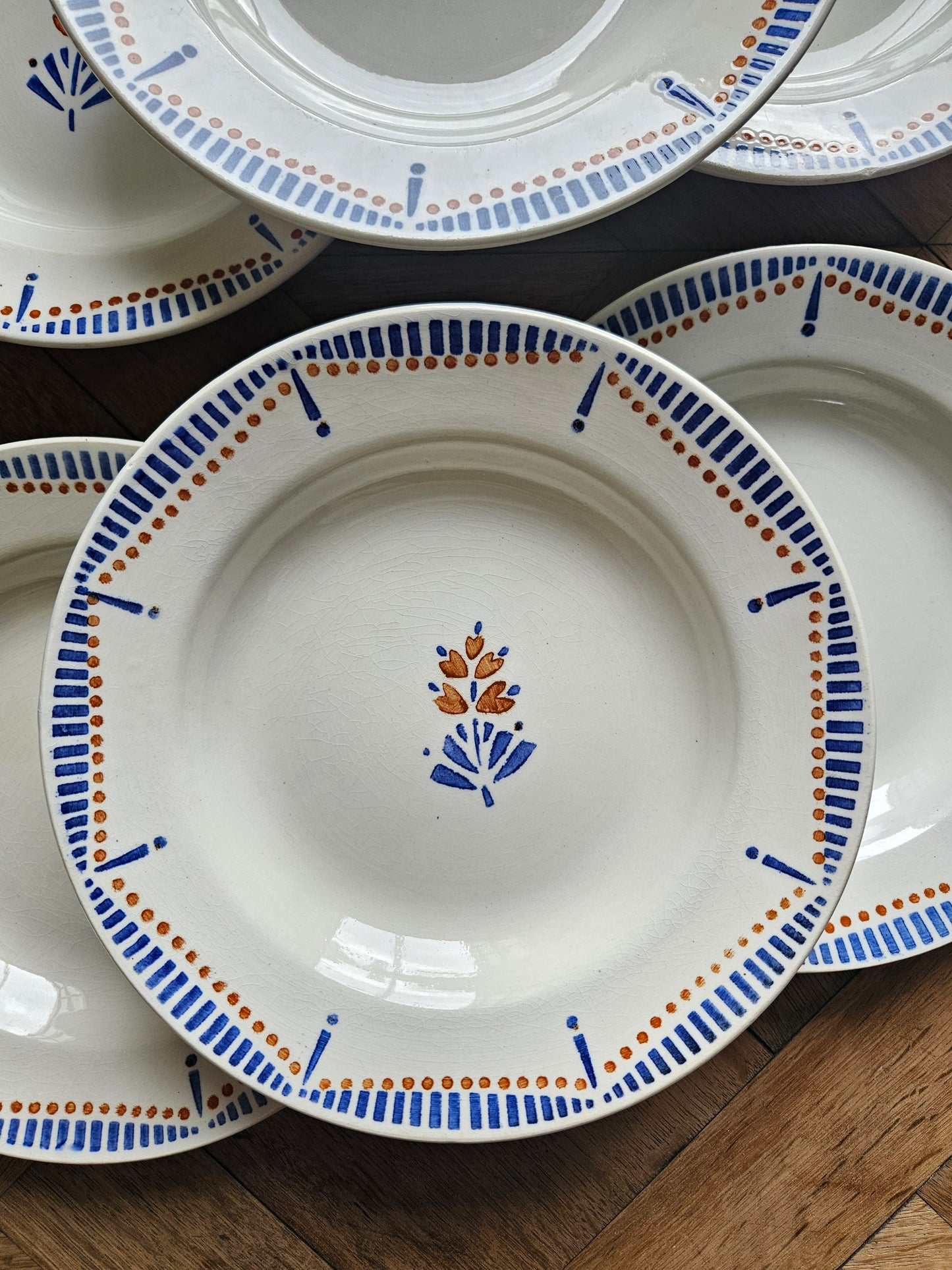Assiettes creuses style retro modèle Hossegor. Décor géométrique bleu et marron. Vaisselle vintage