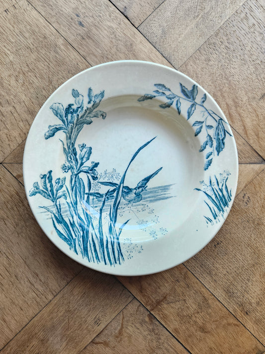 Assiette creuse ancienne e.c. samaritaine service Nenuphar. Terre de fer décor bleu de canards en vol.