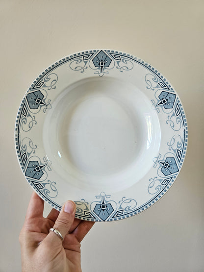 Assiette ancienne terre de fer U&C Sarreguemines modèle Germaine
