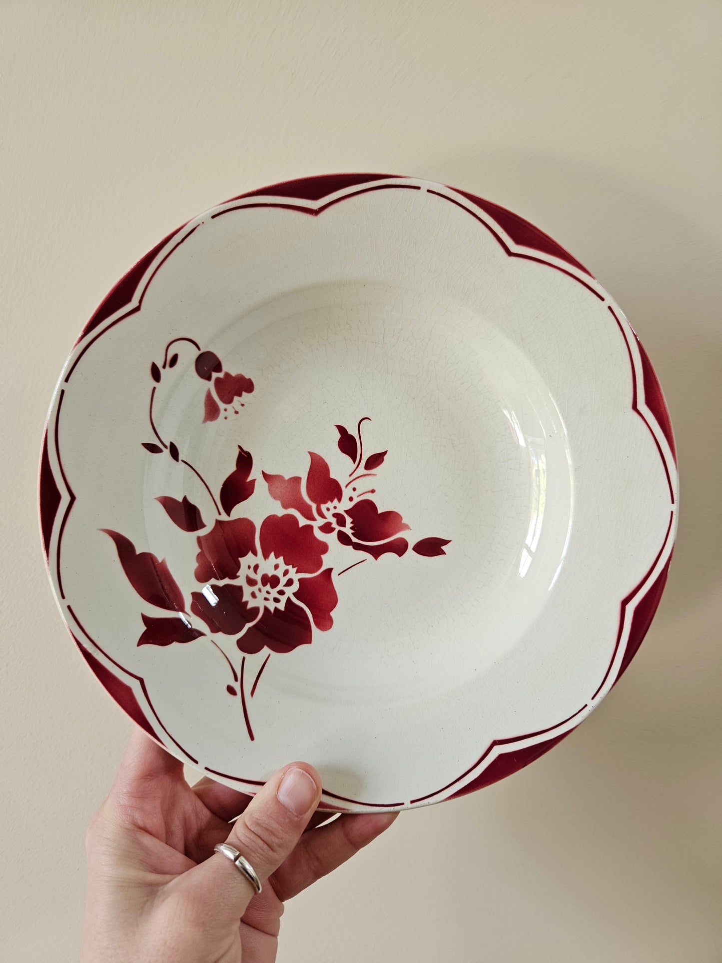 Assiettes creuses Gien, fleurs rouges