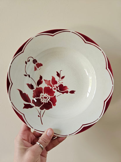 Assiettes creuses Gien, fleurs rouges