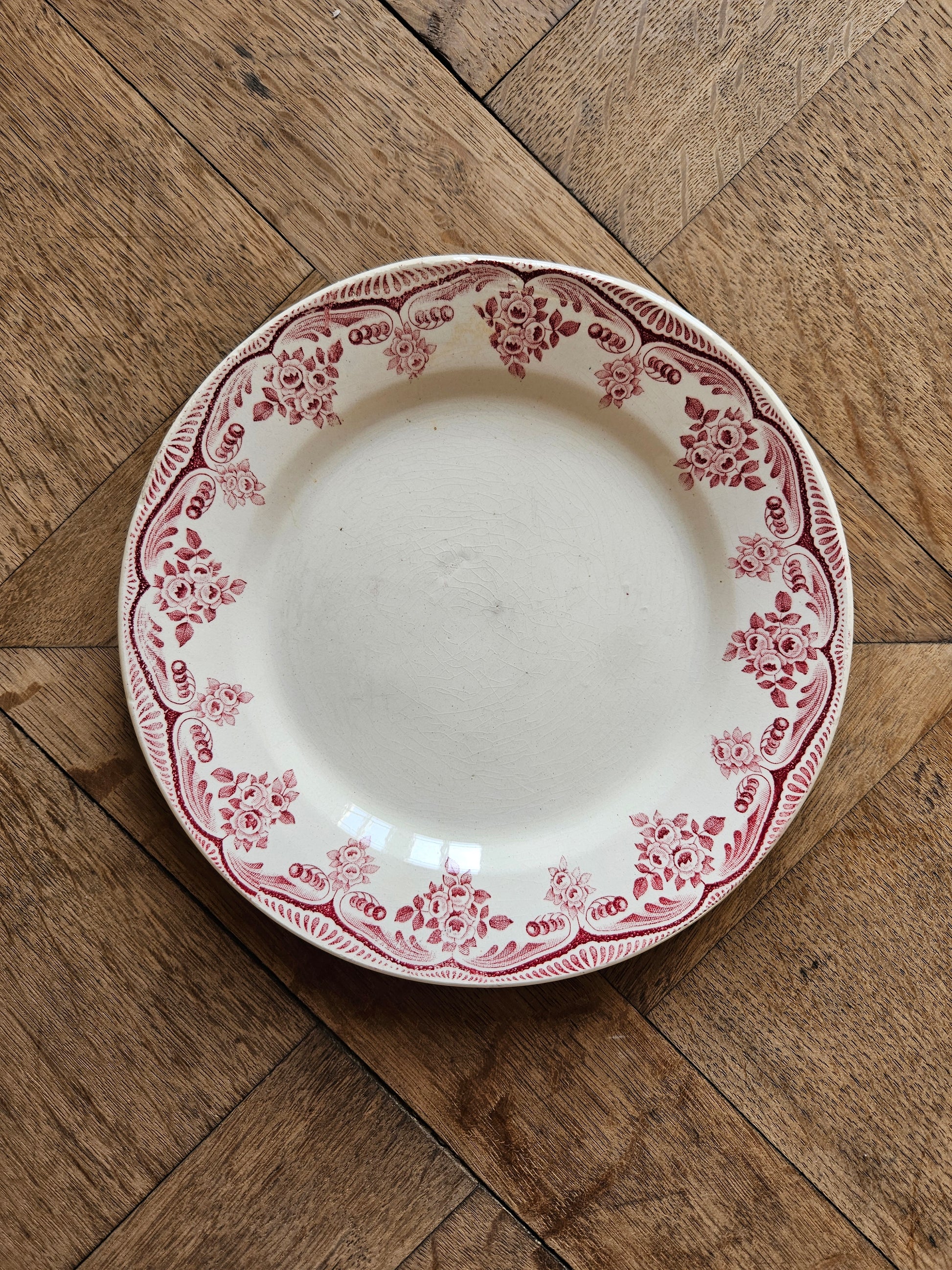 Assiette à dessert ancienne en terre de fer. Hippolyte Boulenger Choisy-le-Roi. Décor Bordeaux rouge.