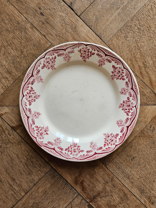 Assiette à dessert ancienne en terre de fer. Hippolyte Boulenger Choisy-le-Roi. Décor Bordeaux rouge.
