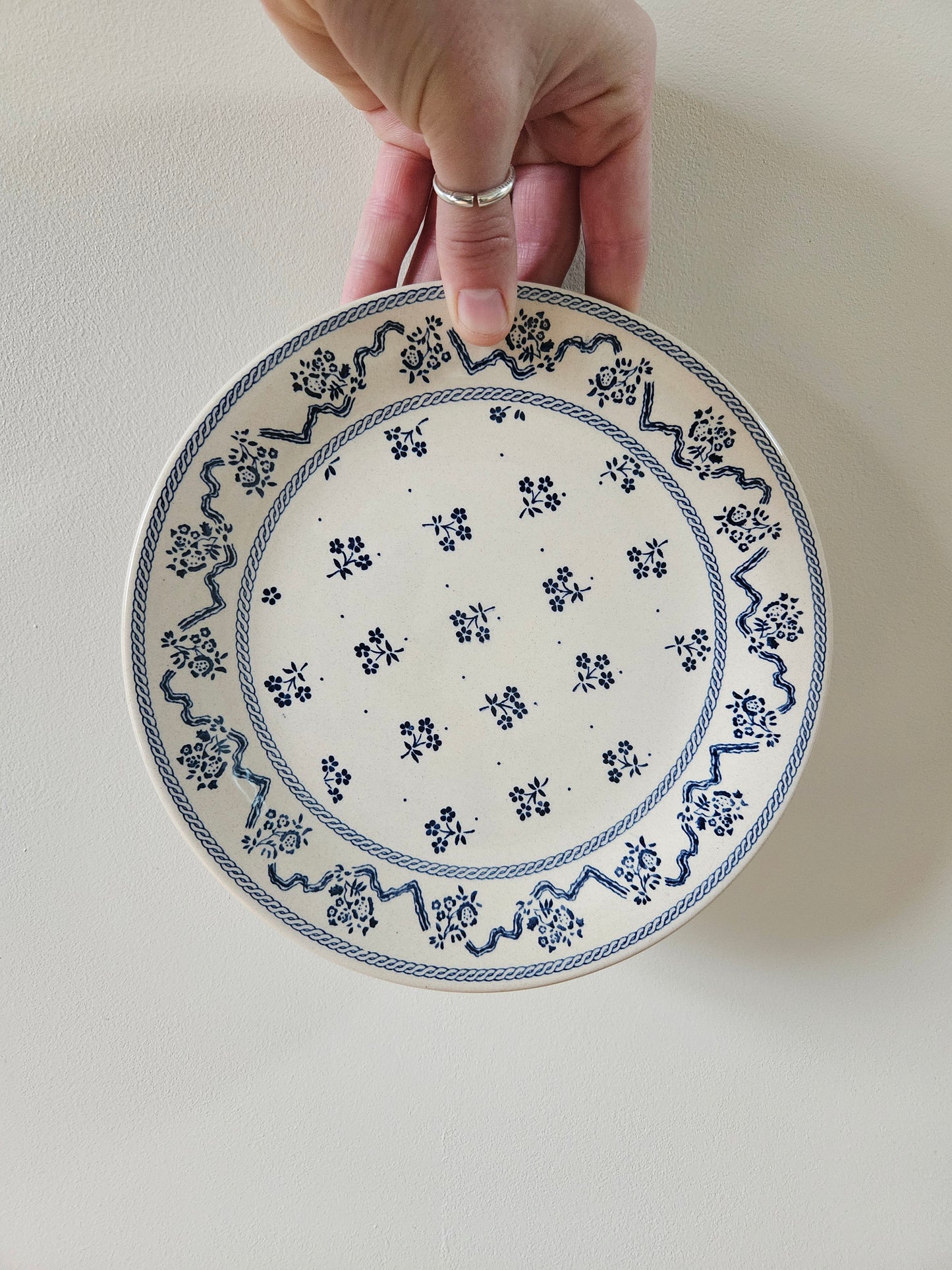 Assiette à dessert vintage made in england. Johnson Brothers collection Laura Ashley. Petites fleurs. Ironstone. 