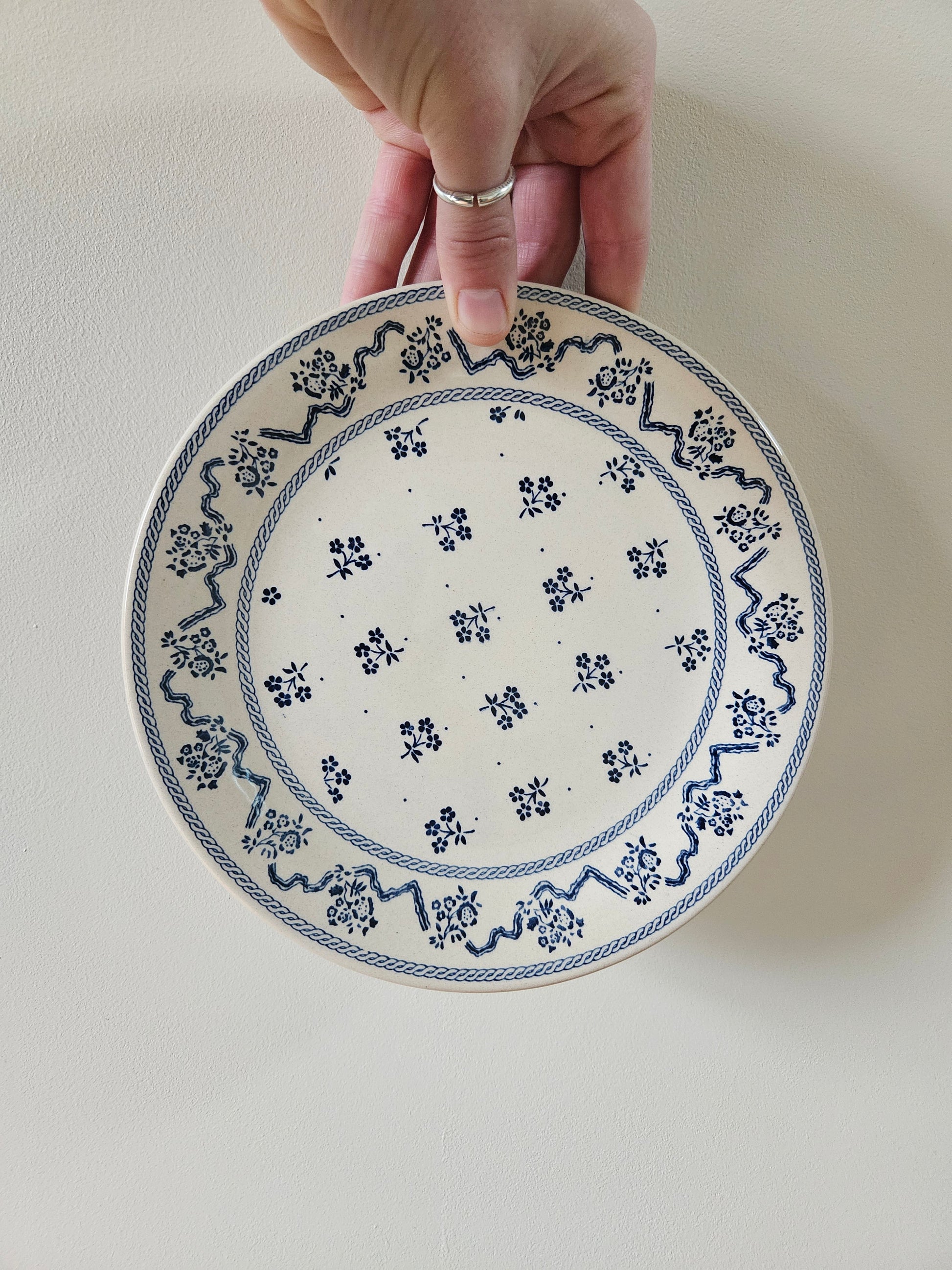Assiette à dessert vintage made in england. Johnson Brothers collection Laura Ashley. Petites fleurs. Ironstone. 