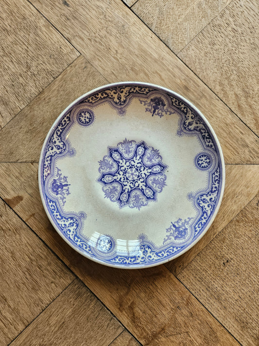 Petite assiette ancienne en terre de fer. Décor oriental mauve, violet. Style mauresque. Estampillée Alhambra, ironstone.