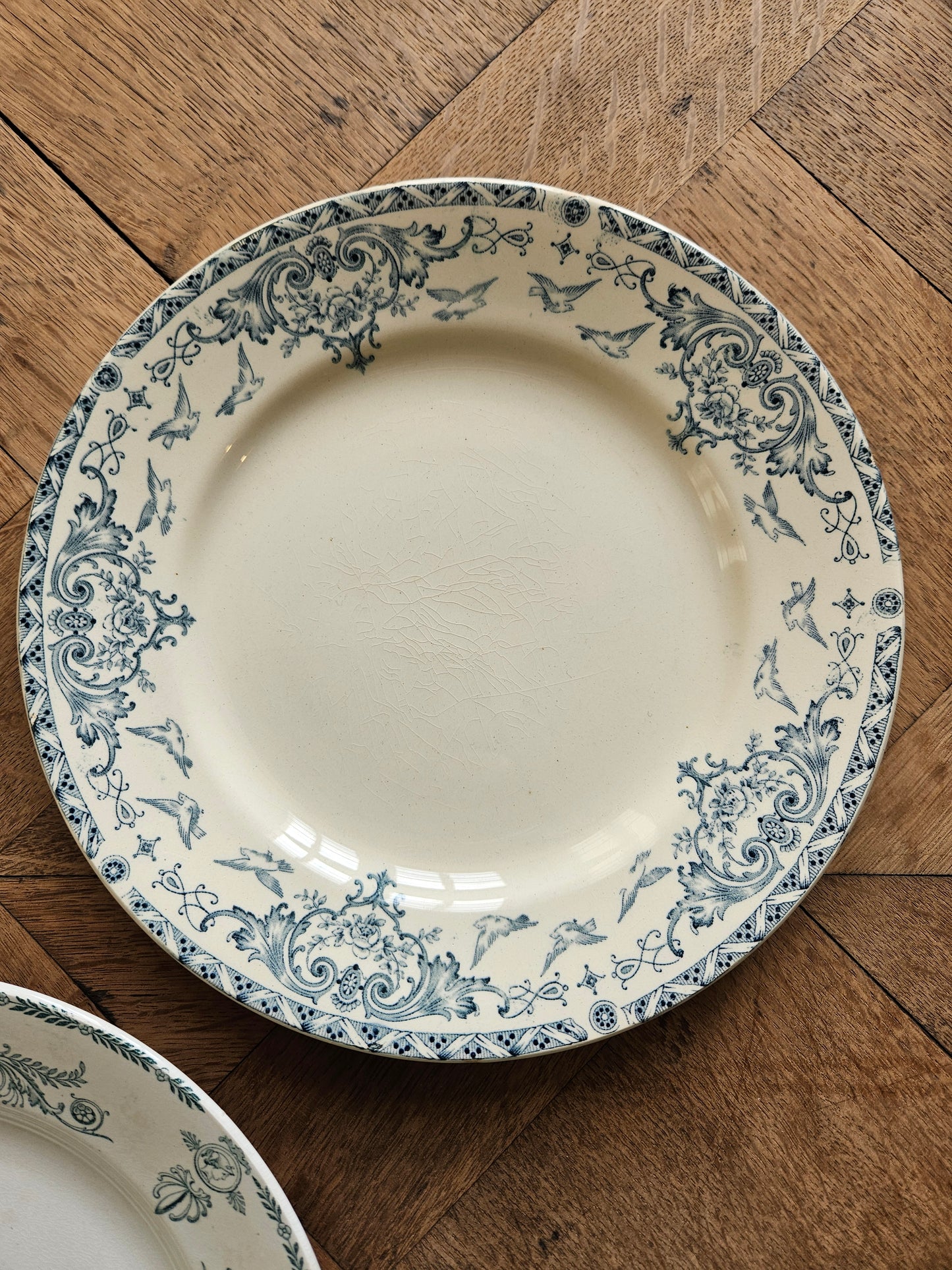 Terre de fer. Assiette ancienne K&G Lunéville Colombes.