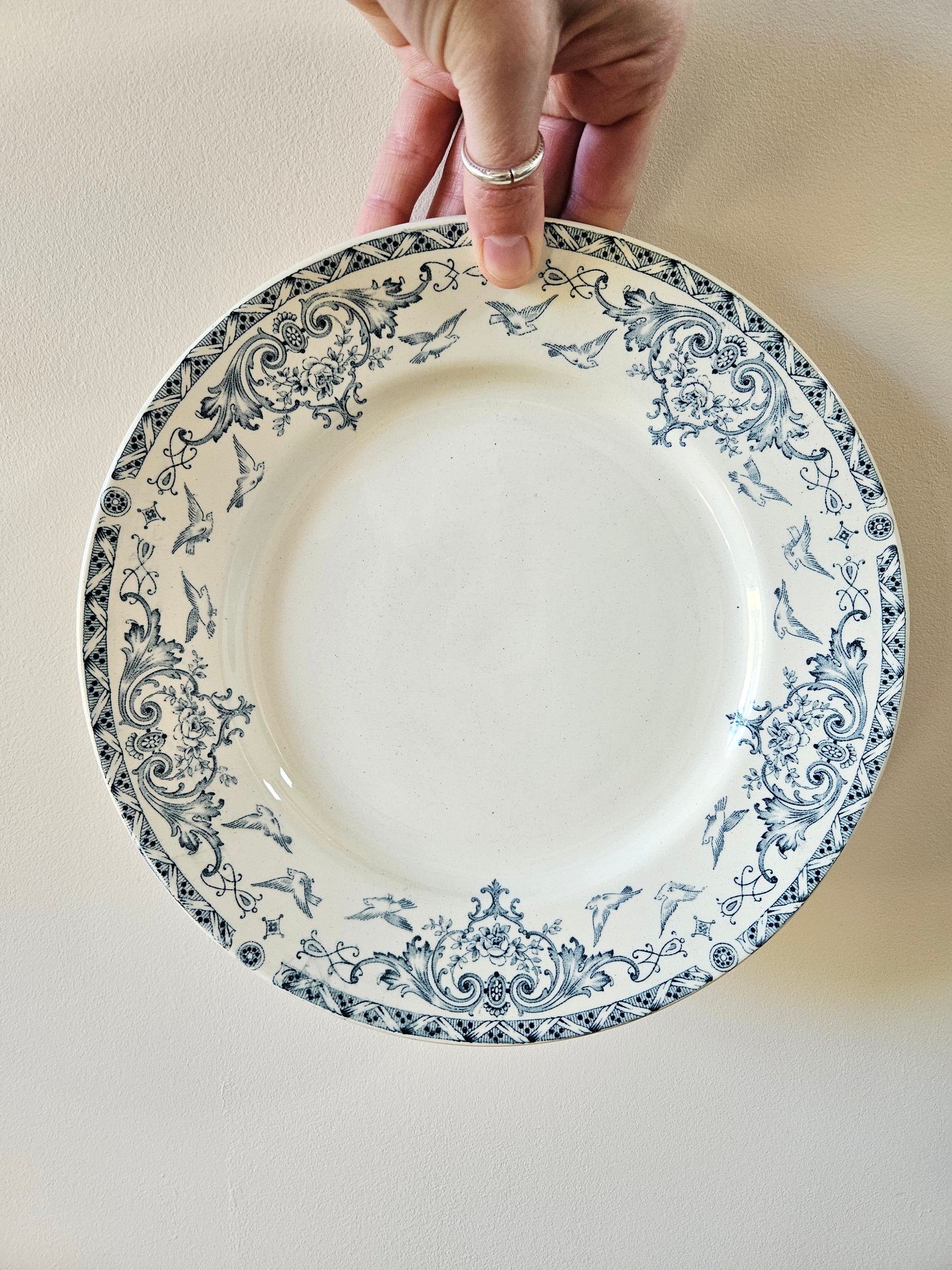 Assiette plate ancienne terre de fer K&G Lunéville, modèle Colombes