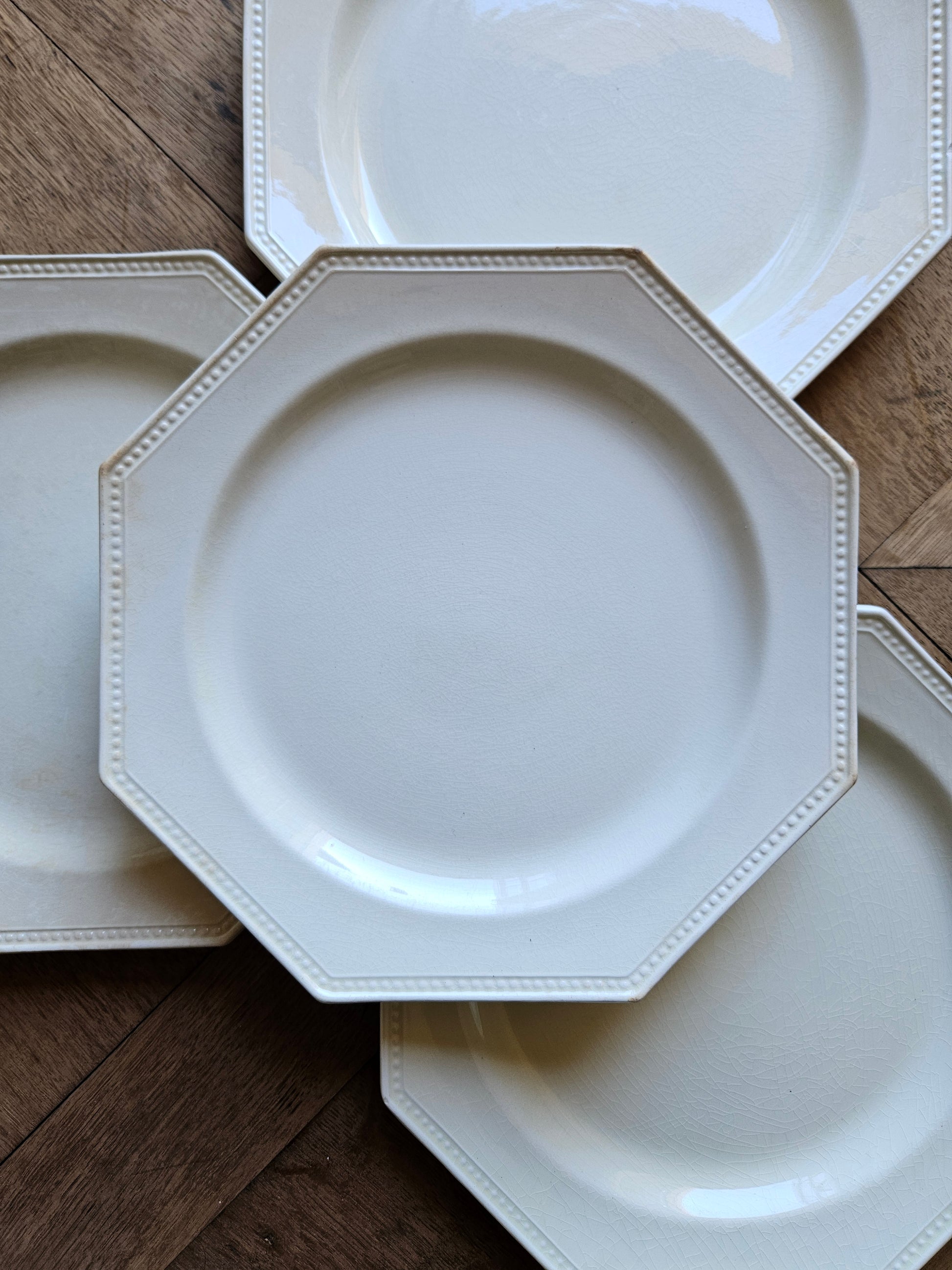 Assiettes plates anciennes montereau. Élégante couleur ivoire. Forme octogonale. Marli perlé.