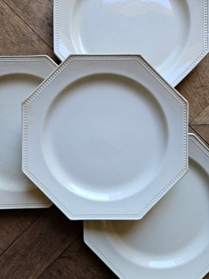 Assiettes plates anciennes montereau. Élégante couleur ivoire. Forme octogonale. Marli perlé.