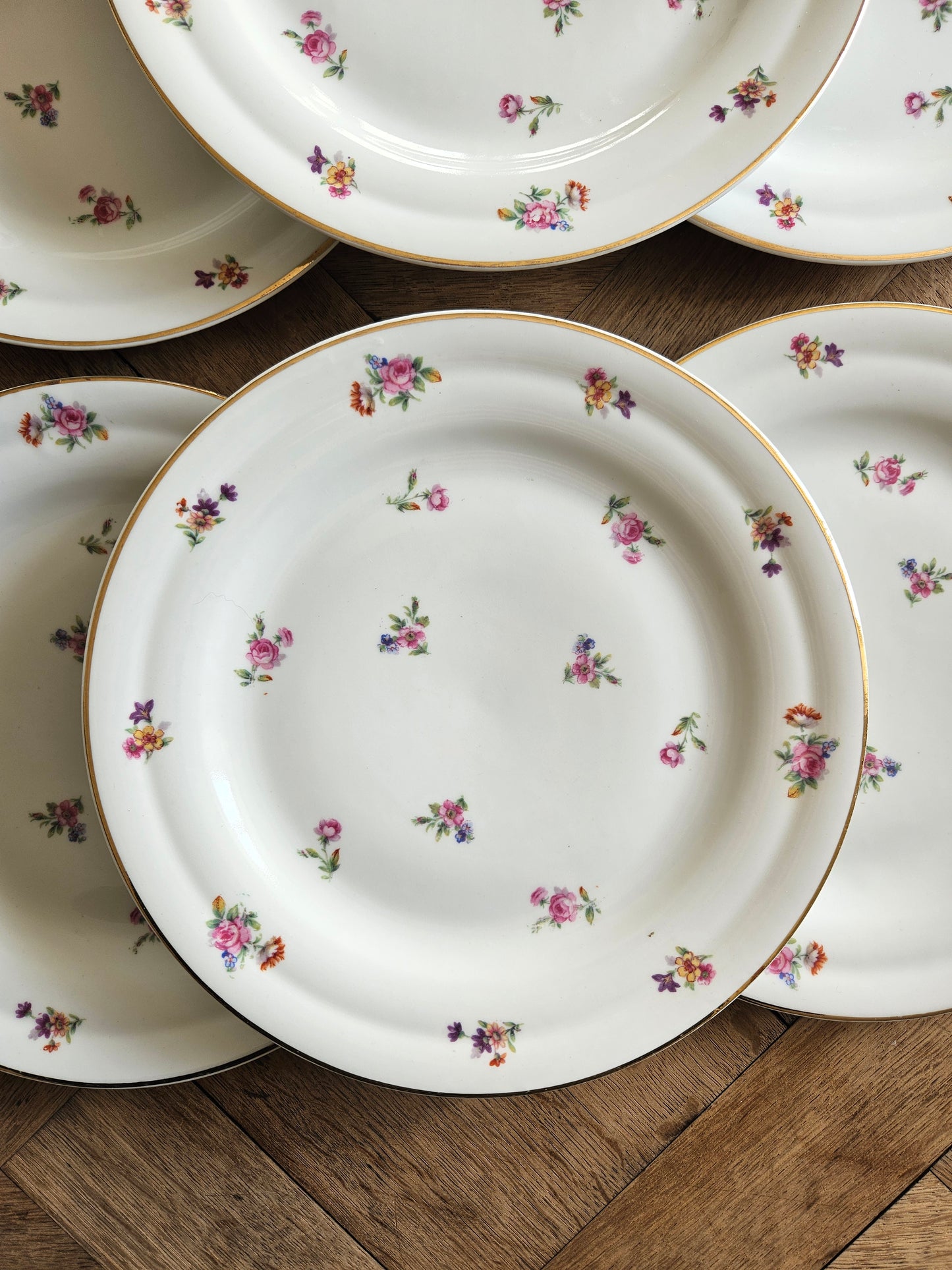 Assiettes plates vintage en porcelaine, petites fleurs