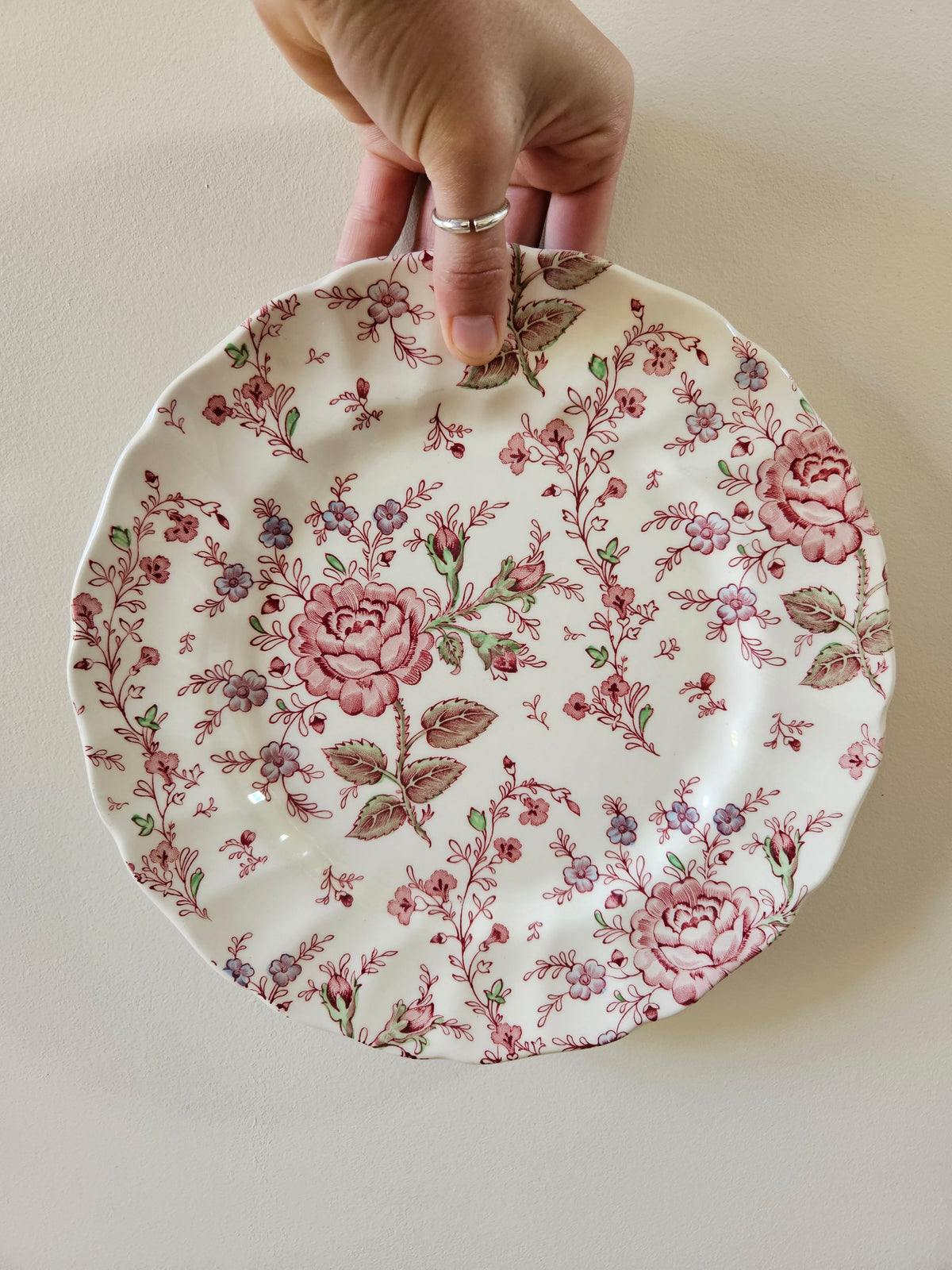 Assiette plate vintage Johnson Brothers collection Rose Chintz. Vaisselle vintage spéciale lave-vaisselle et micro-ondes. Style shabby chic aux petites fleurs et roses. Made in England.