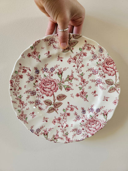 Assiette plate vintage Johnson Brothers collection Rose Chintz. Vaisselle vintage spéciale lave-vaisselle et micro-ondes. Style shabby chic aux petites fleurs et roses. Made in England.