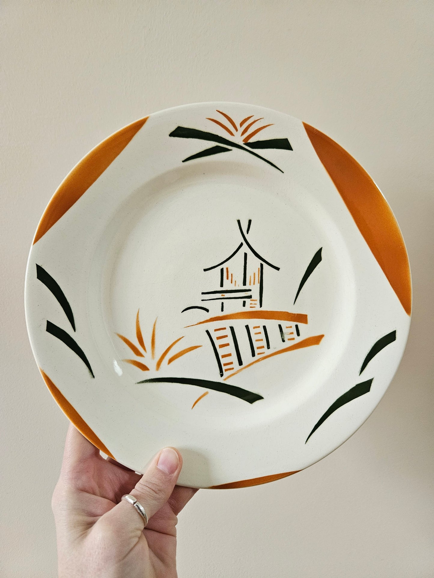 Assiette sur pied vintage E. Charbonnier Salins. Modèle Pagode.
Décor vert et orange de style japonisant.