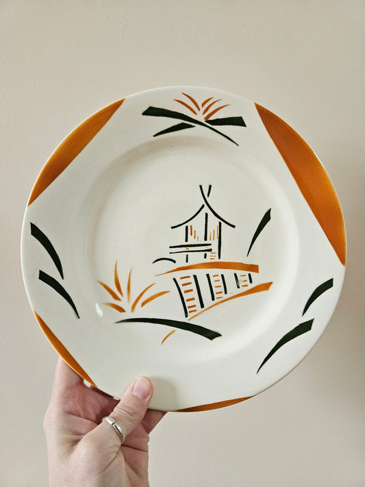 Assiette sur pied vintage E. Charbonnier Salins. Modèle Pagode.
Décor vert et orange de style japonisant.