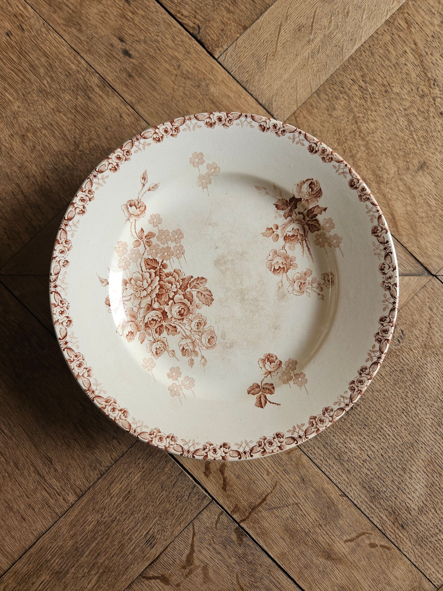 Assiette sur pied ancienne en terre de fer. Manufacture Hippolyte Boulenger Choisy-le-Roi. Modèle Lucie couleur sépia. 