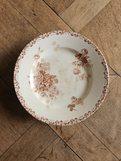 Assiette sur pied ancienne en terre de fer. Manufacture Hippolyte Boulenger Choisy-le-Roi. Modèle Lucie couleur sépia. 