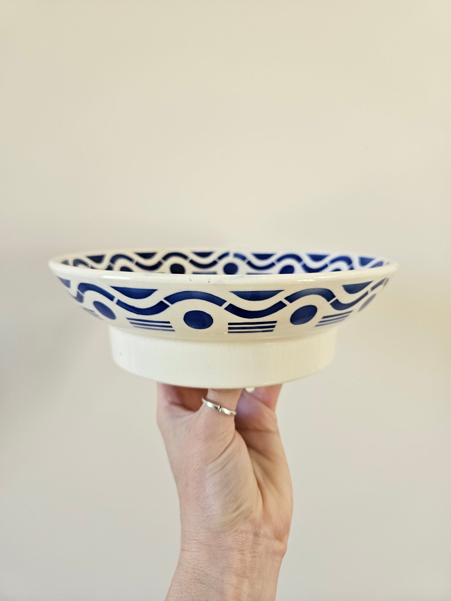 Assiette sur pied rétro badonviller modèle azur. Décor géométrique bleu.