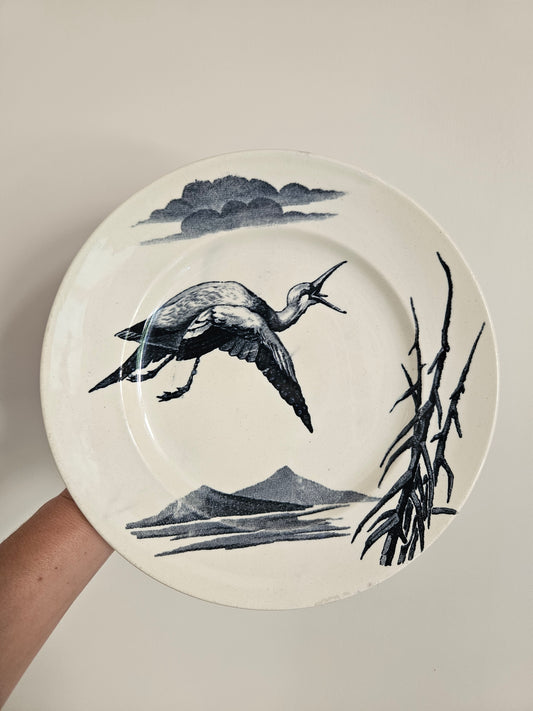 Assiette sur piedouche décor japonisant et héron. K&G Lunéville. 