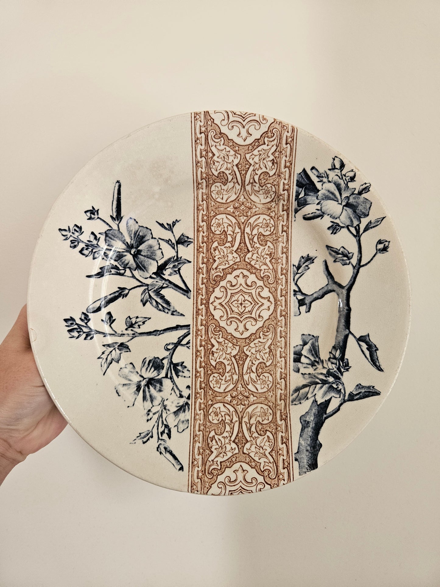 Assiette sur pied ancienne Longchamp Beauvais. Terre de fer bicolore. Ironstone. Vaisselle ancienne.