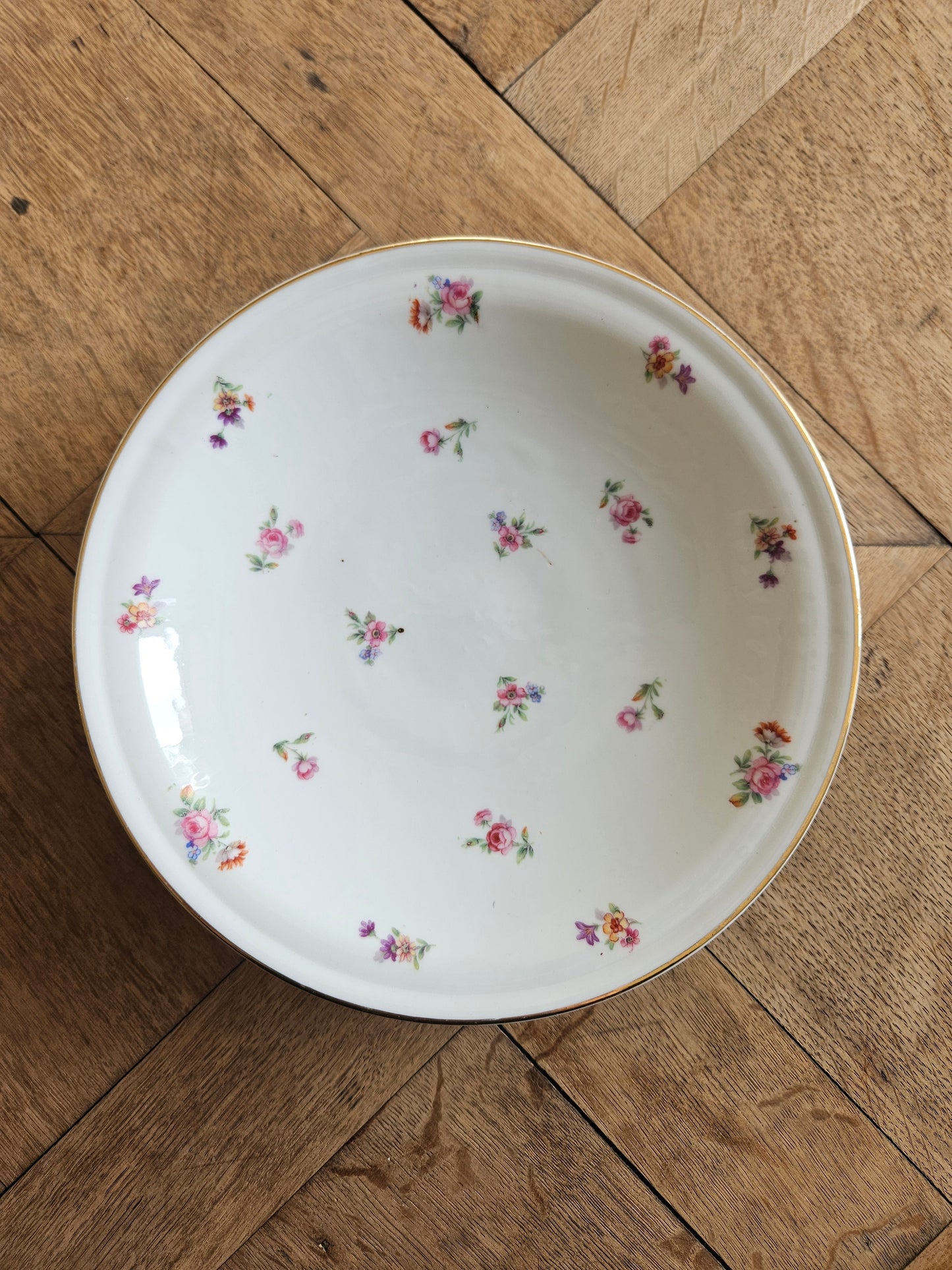 Assiette sur pied vintage en porcelaine, petites fleurs