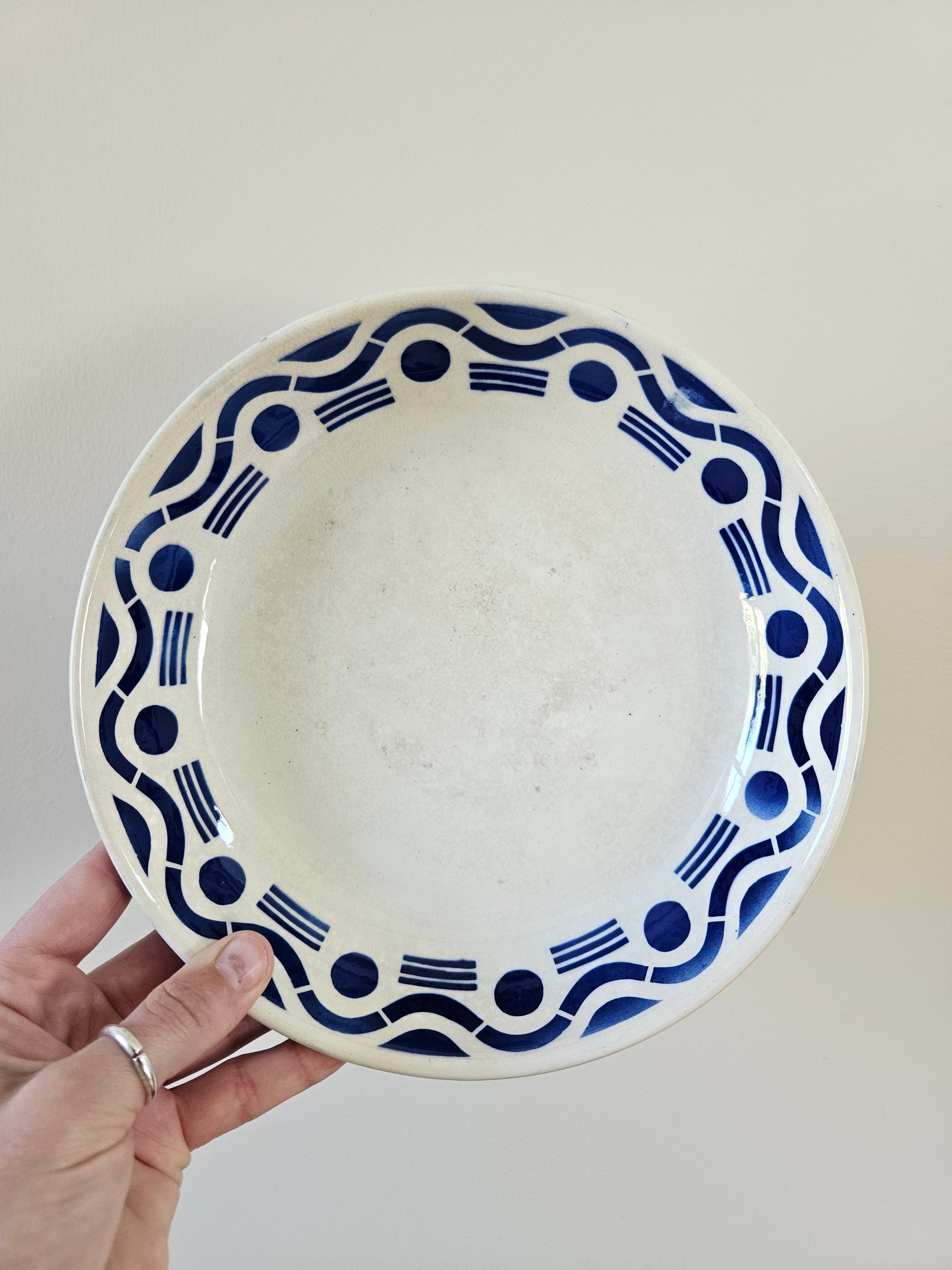 Assiette sur pied Azur de Badonviller. Décor géométrique bleu. Charmante patine.