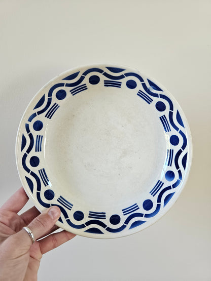 Assiette sur pied Azur de Badonviller. Décor géométrique bleu. Charmante patine.