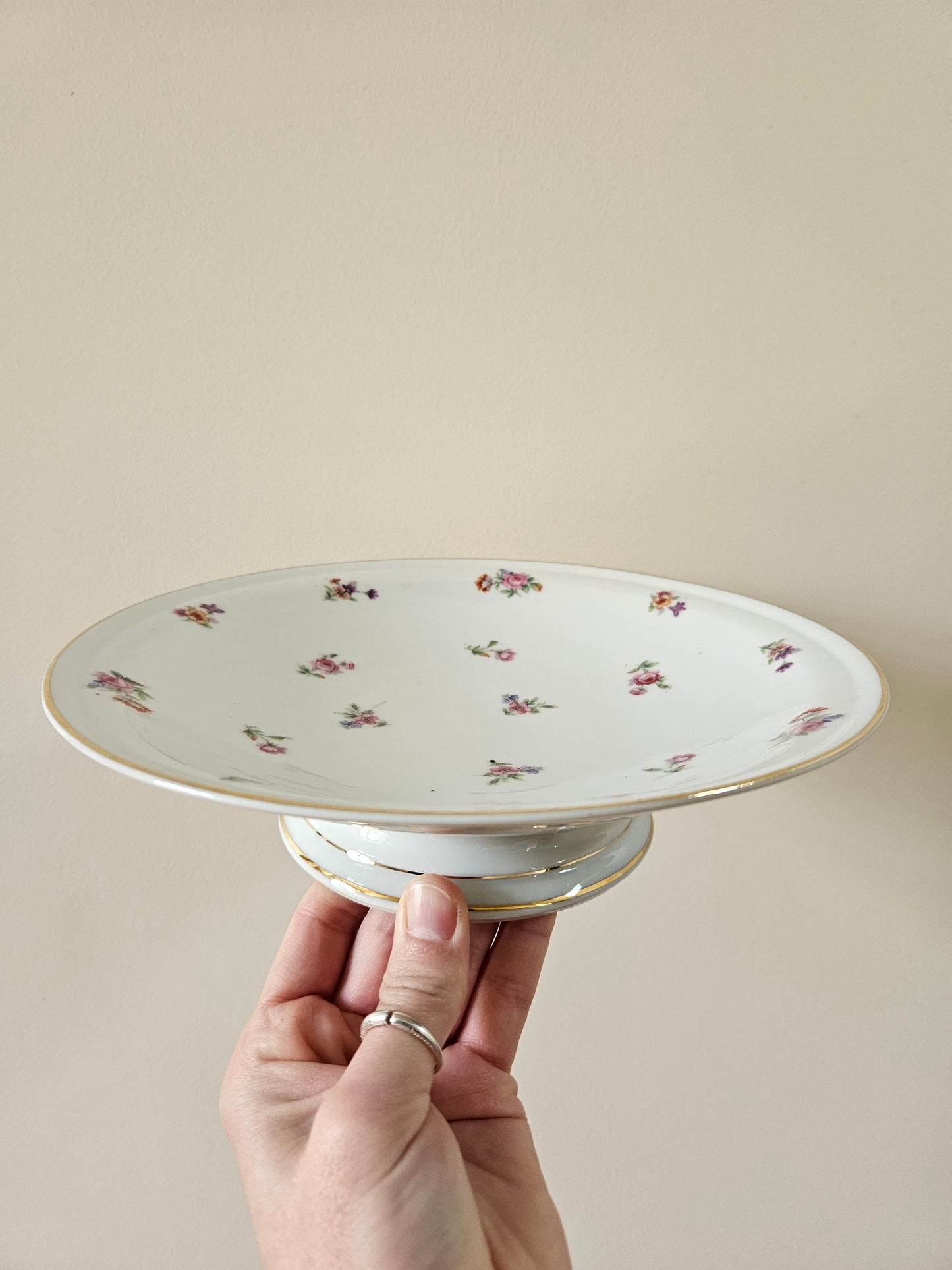 Assiette sur pied vintage en porcelaine, petites fleurs