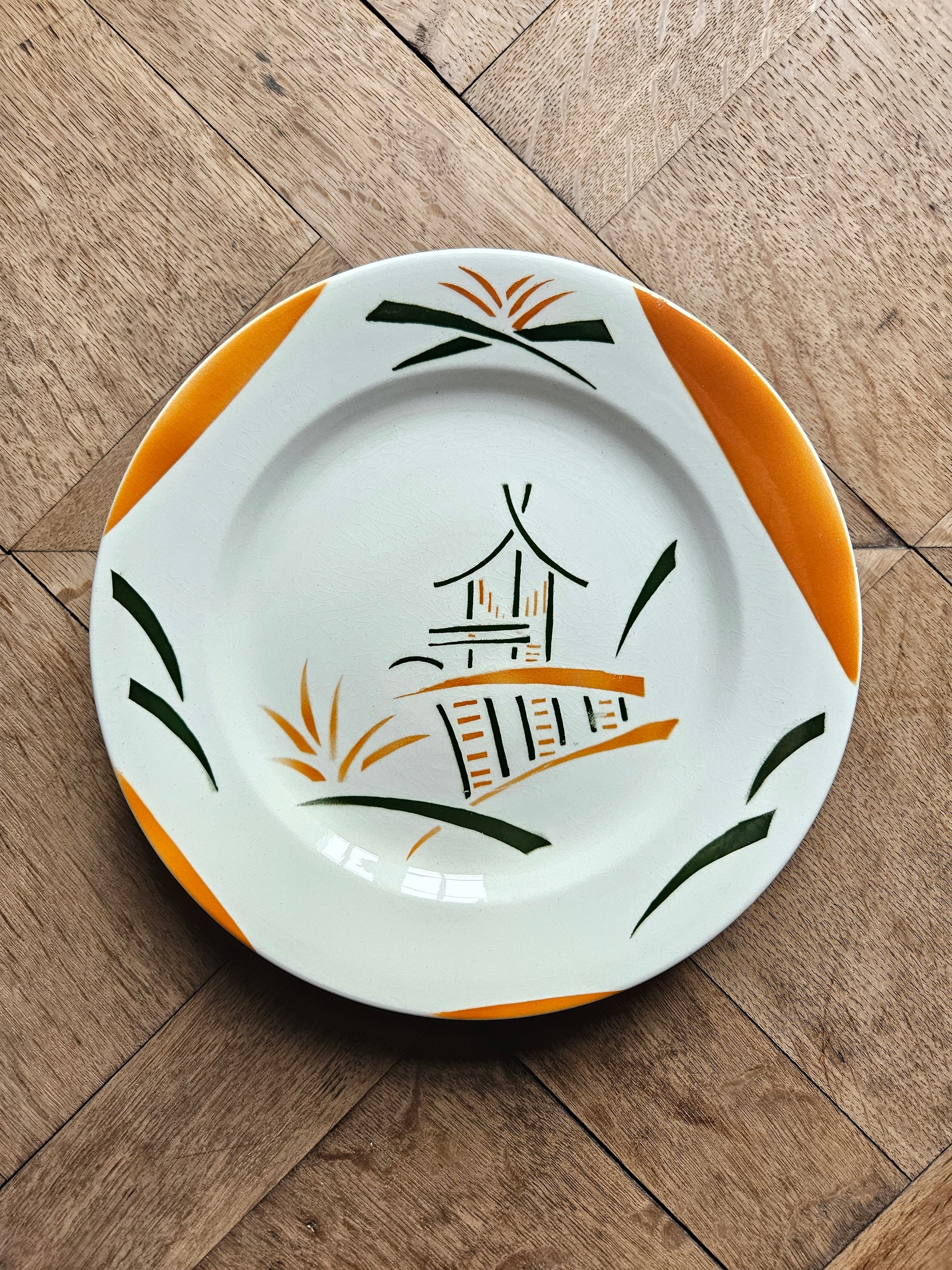 Assiette sur pied ancienne E. Charbonnier Salins. Modèle Pagode au décor vert et orange de style japonisant.