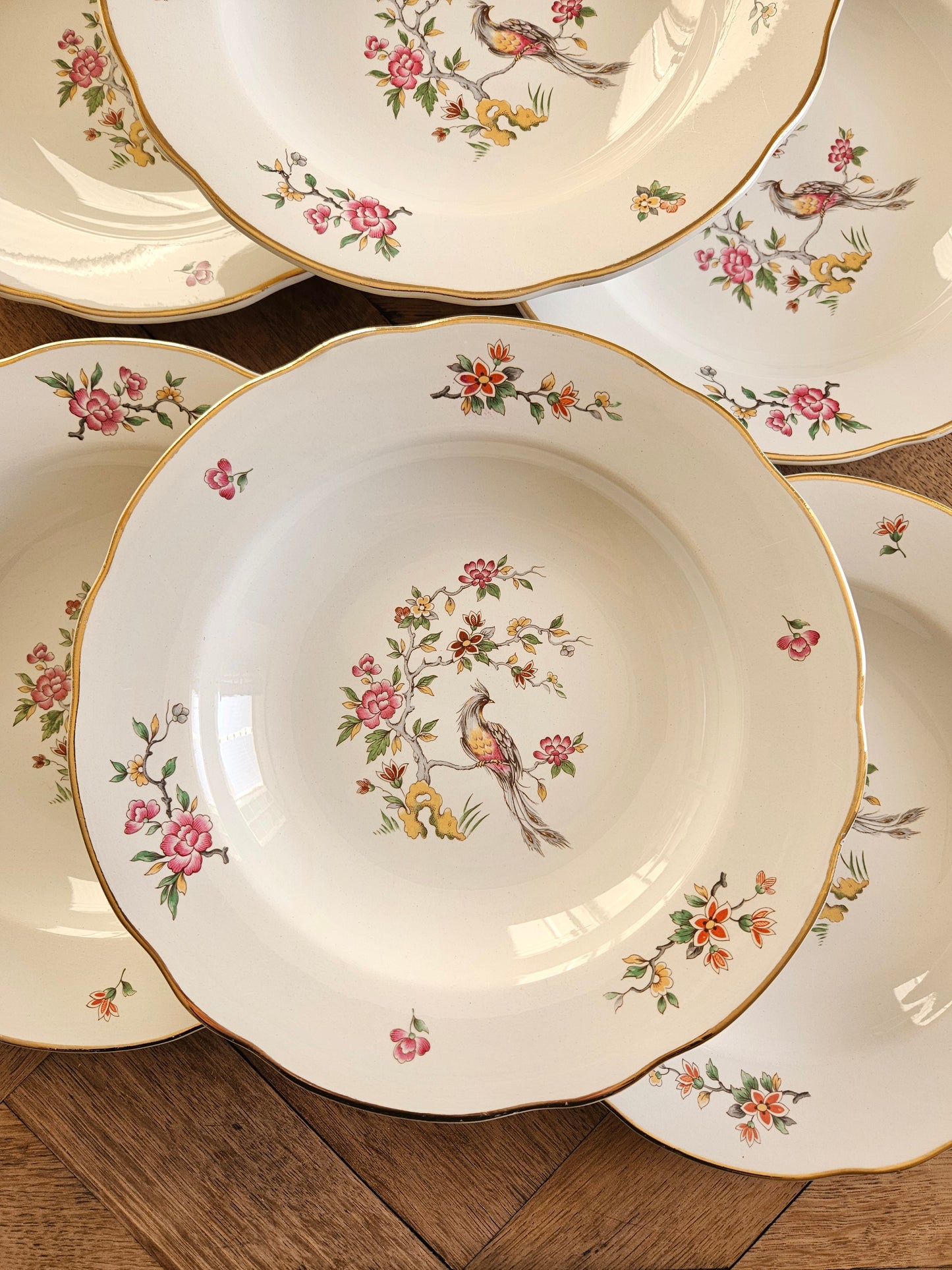 Assiettes creuses anciennes Digoin. Modèle Condé.
Décor d’oiseau et d’arbre en fleurs.