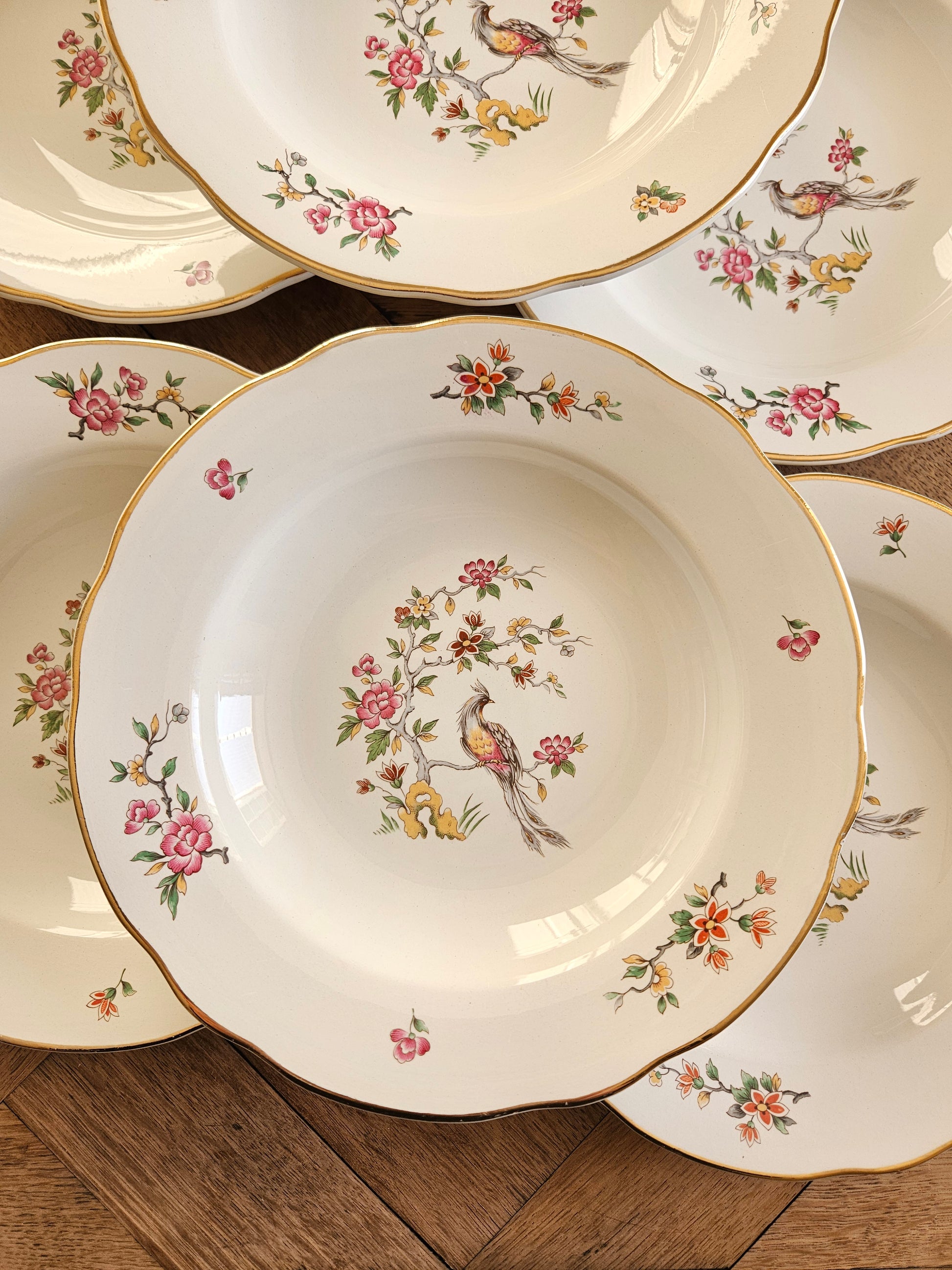 Assiettes creuses anciennes Digoin. Modèle Condé.
Décor d’oiseau et d’arbre en fleurs.