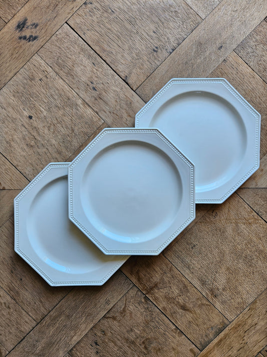 Lot de 3 assiettes à dessert octogonales perlées Montereau. Vaisselle ancienne et rare.