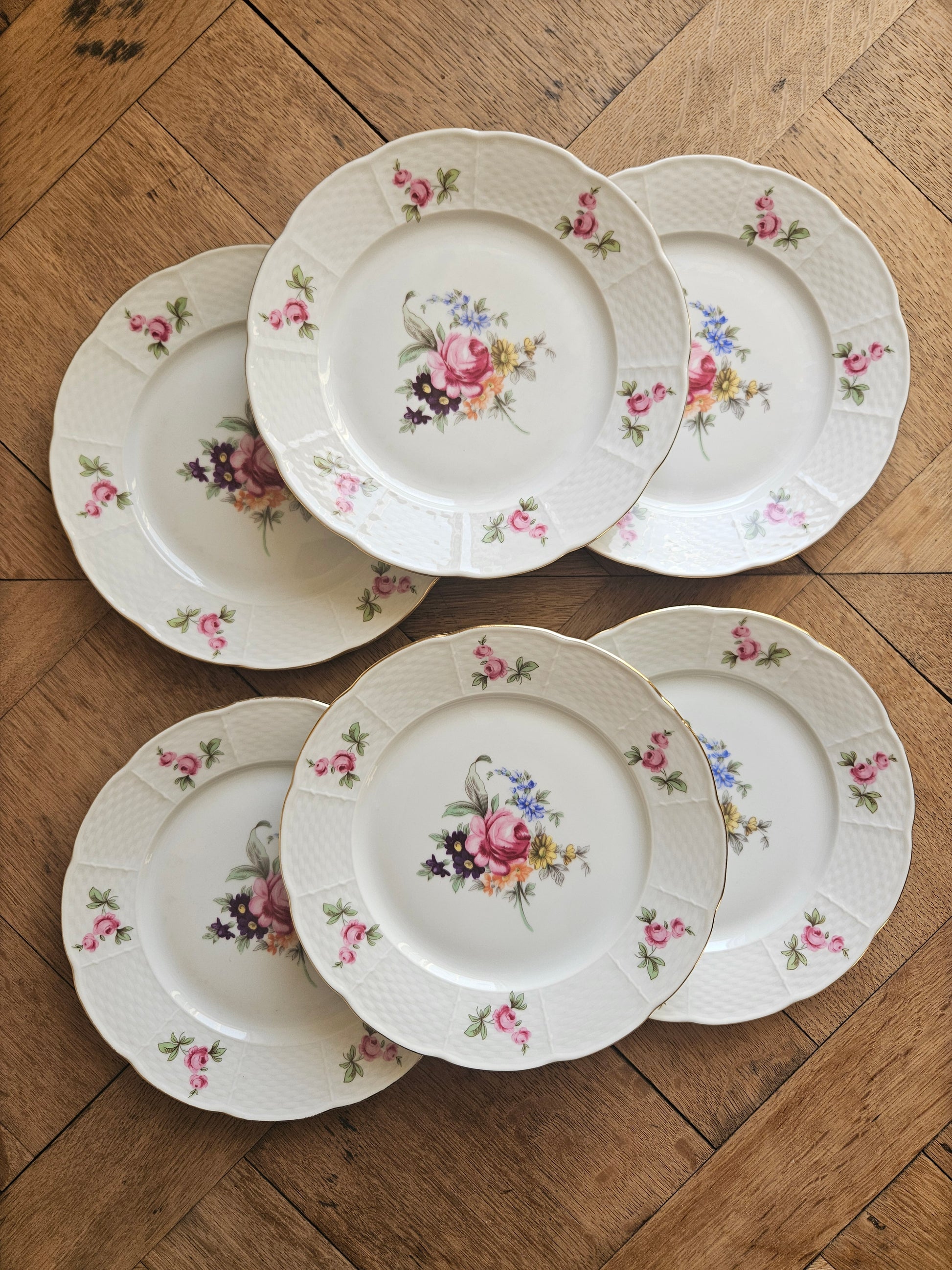 Lot de 6 assiettes à dessert vintage en porcelaine de boheme. Décor shabby chic fleuri et doré. 