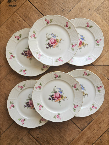Lot de 6 assiettes à dessert vintage en porcelaine de boheme. Décor shabby chic fleuri et doré. 