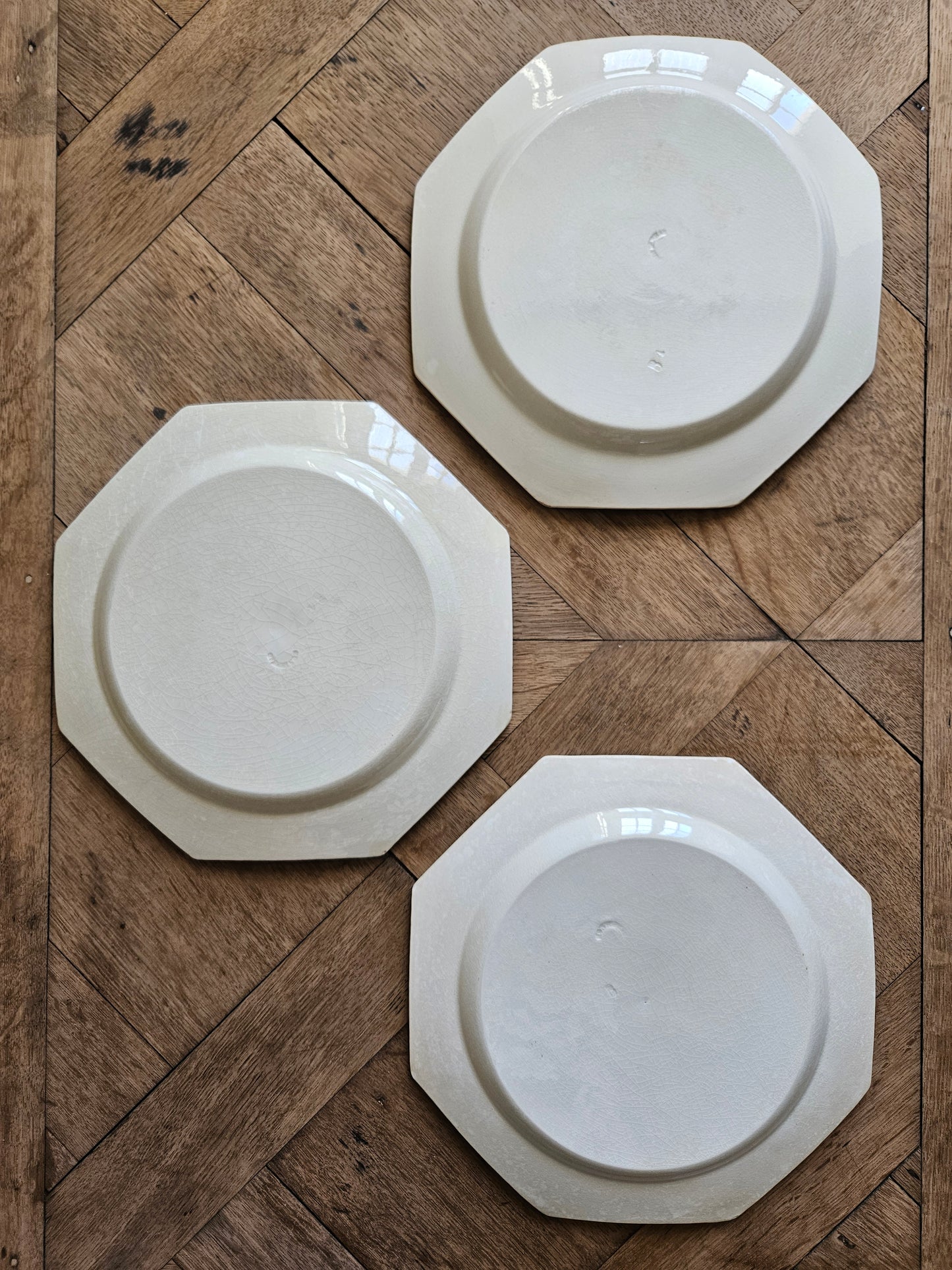 Rares assiettes plates anciennes Montereau.
Forme octogonale. Décor perlé sur le marli. Couleur ivoire.