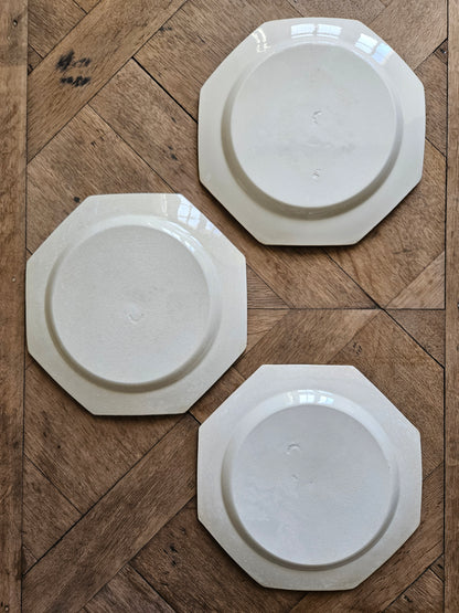 Rares assiettes plates anciennes Montereau.
Forme octogonale. Décor perlé sur le marli. Couleur ivoire.