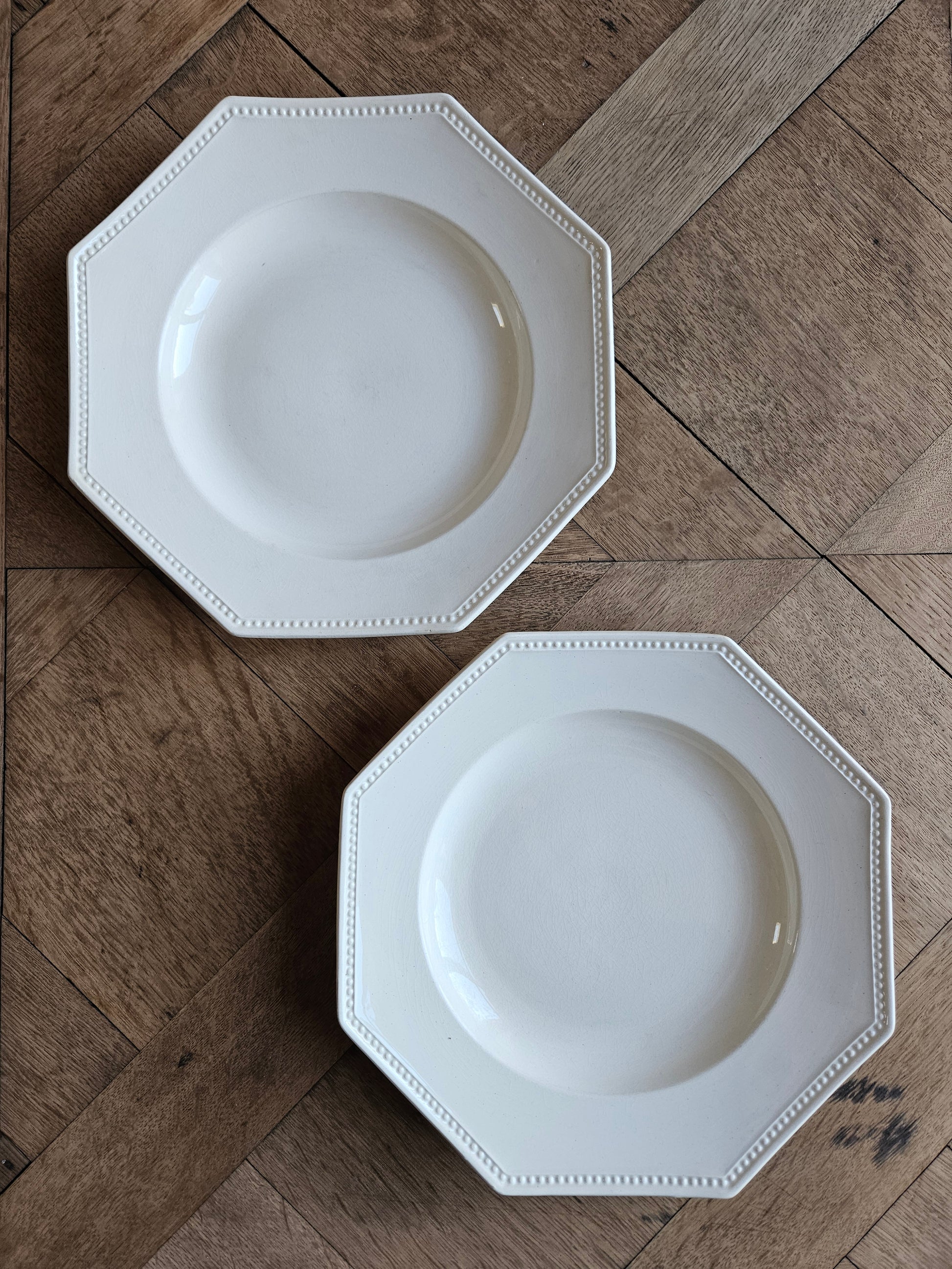 Lot de 2 assiettes anciennes octogonales perlées Sarreguemines. Très bon état. 
