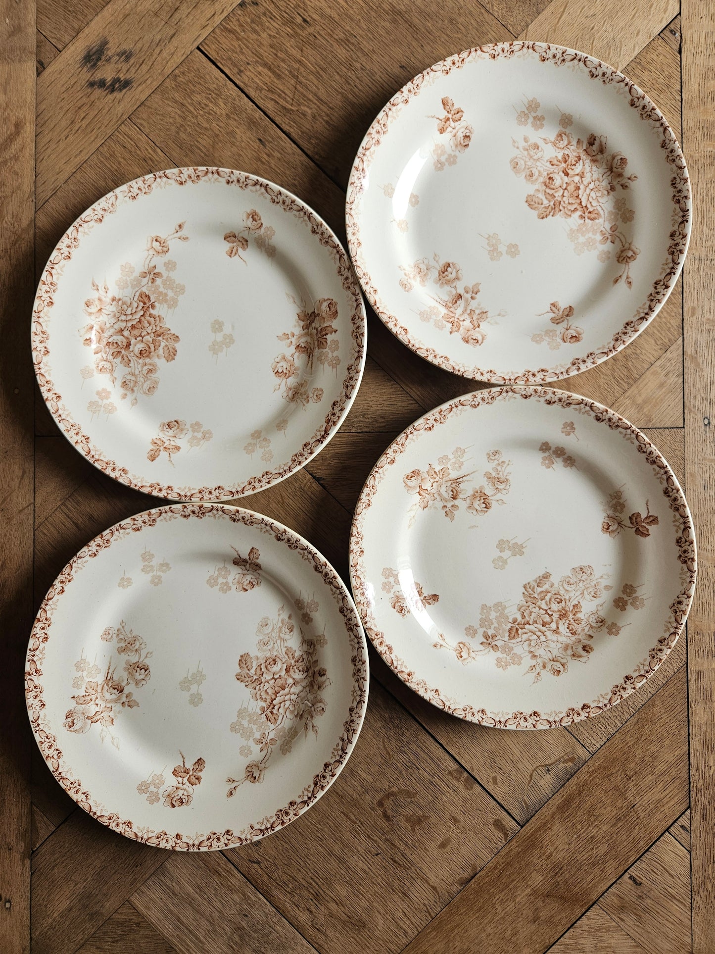 4 assiettes anciennes manufacture Hippolyte Boulenger Choisy-le-Roi couleur sépia. Terre de fer. Ironstone.