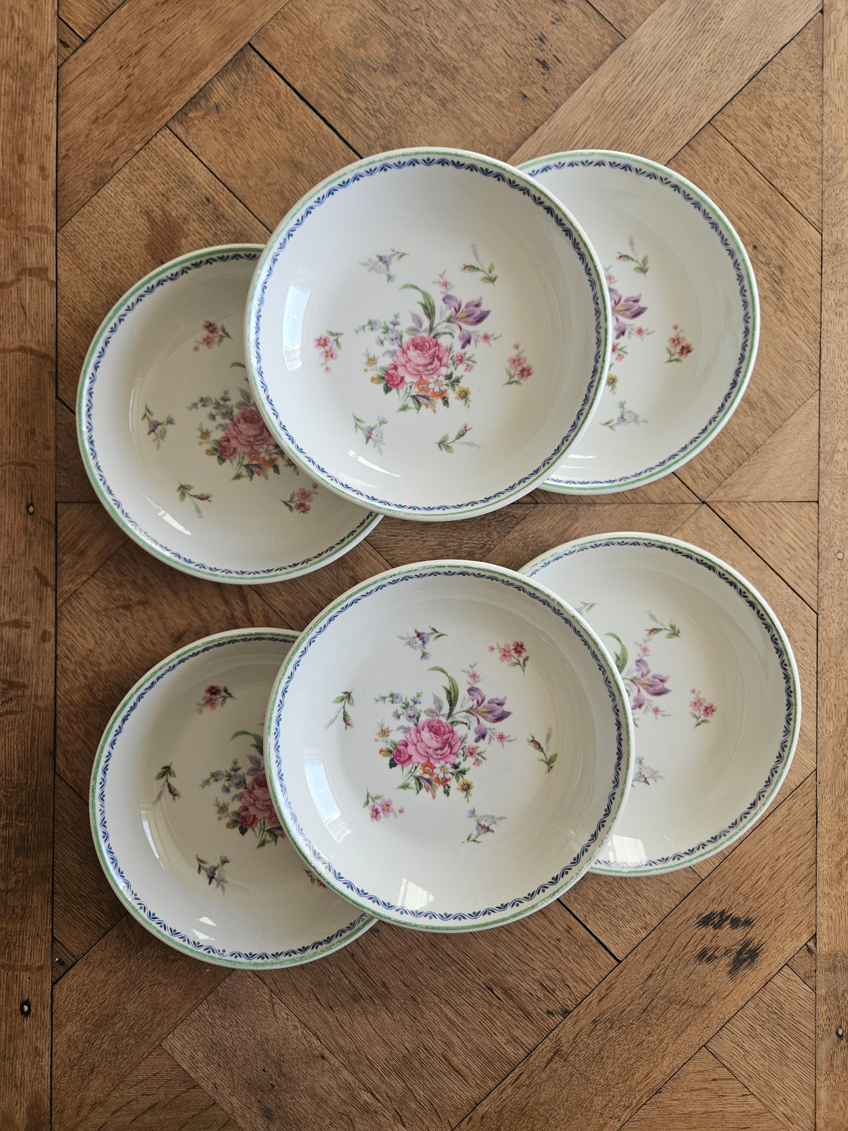 Assiettes calottes porcelaine, bouquets de fleurs