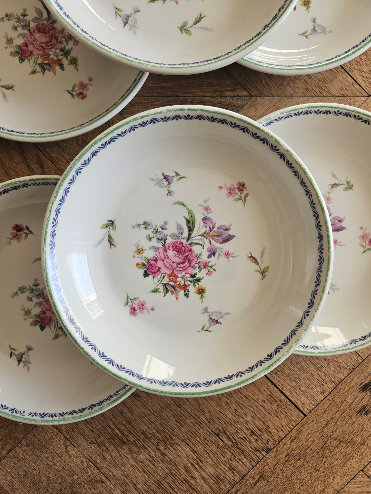 Lot de 6 assiettes creuses forme calotte. Porcelaine de Limoges Lanternier. Décor fleuri shabby chic.