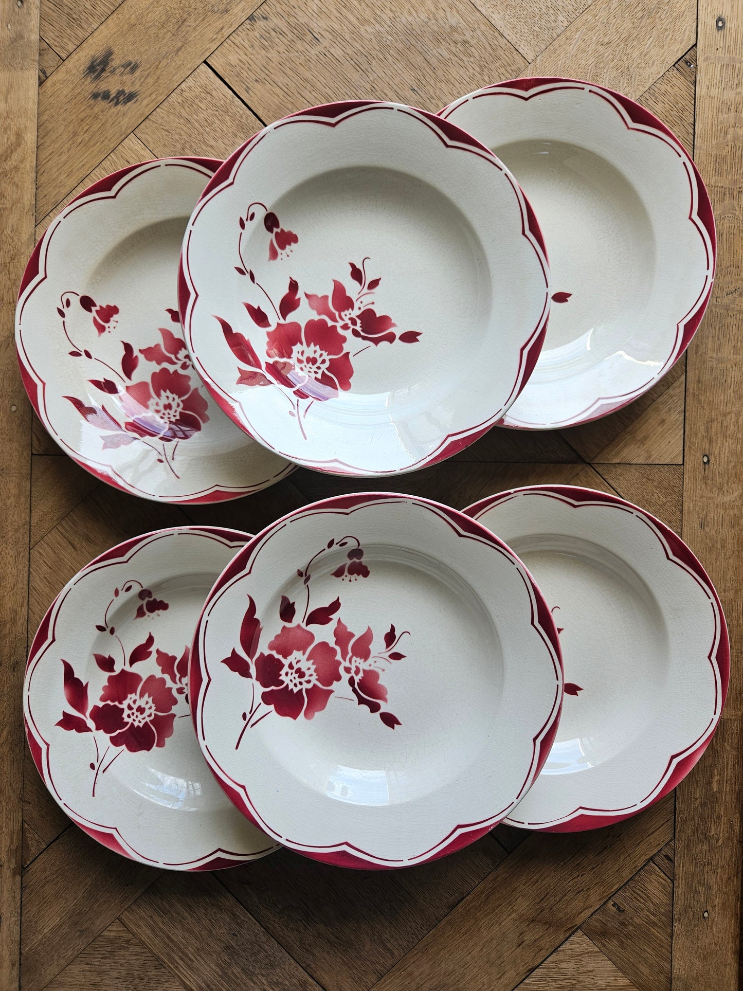 Lot de 6 assiettes creuses anciennes Gien 246. Décor fleuri rouge bordeaux.
