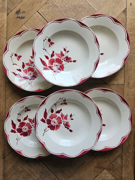 Lot de 6 assiettes creuses anciennes Gien 246. Décor fleuri rouge bordeaux.