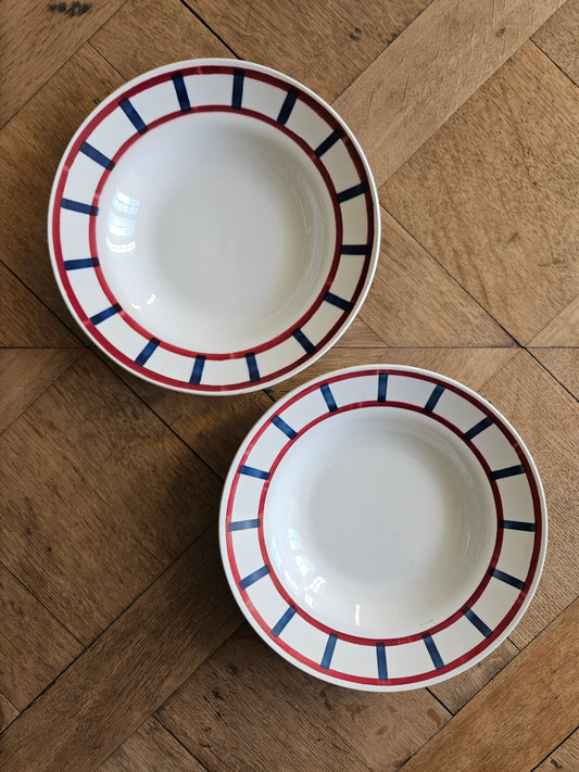 Lot de 2 assiettes creuses anciennes Fenal Badonviller décor basque