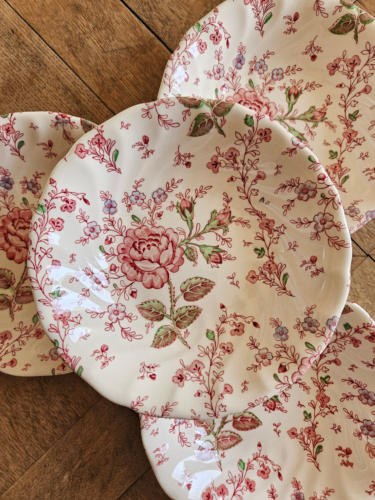Lot de 4 assiettes calottes vintage Johnson Brothers collection Rose Chintz. Vaisselle vintage spéciale lave-vaisselle et micro-ondes. Style shabby chic aux petites fleurs et roses. Made in England.